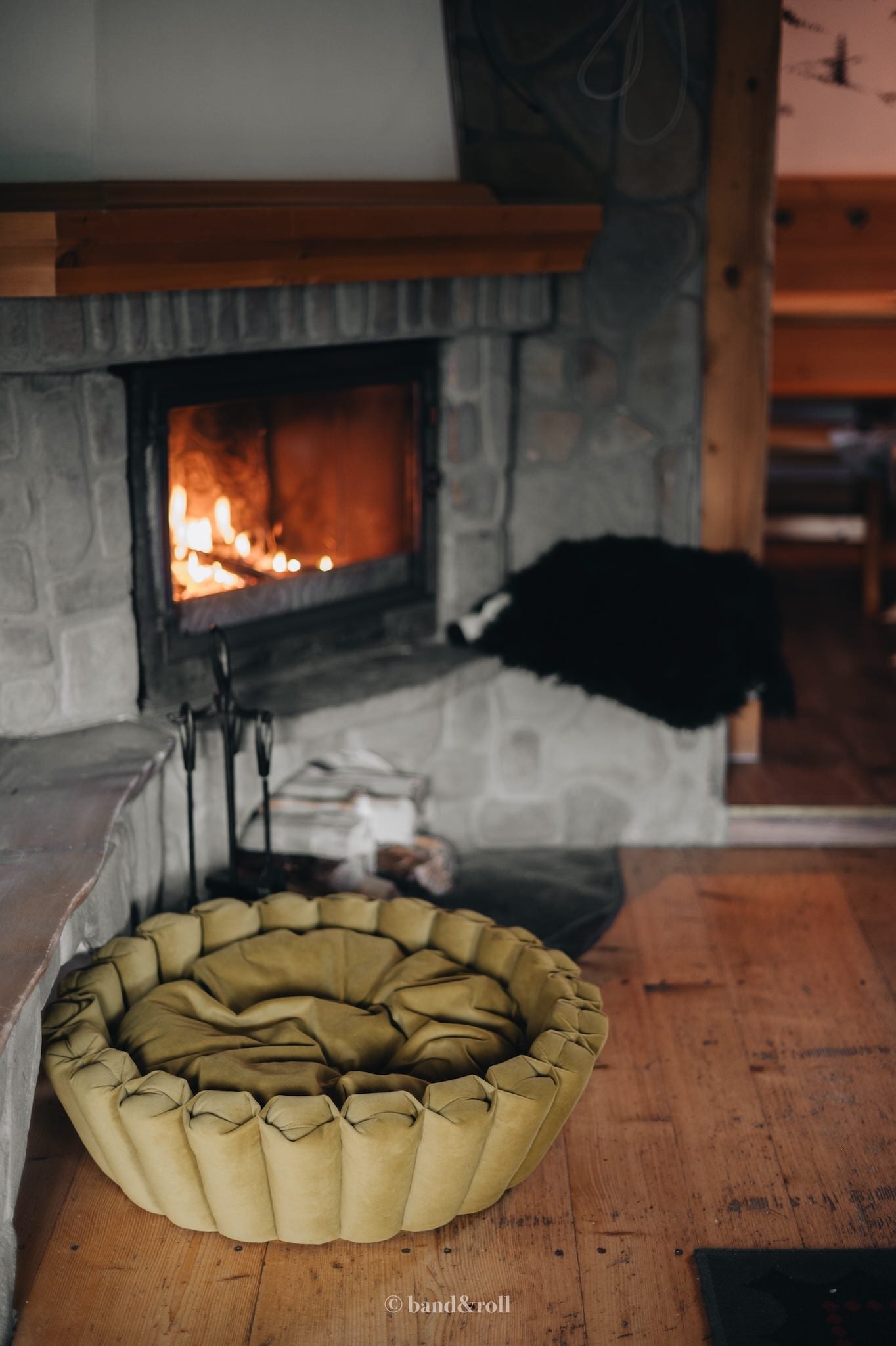 Band & Roll Haven Modern Dog Bed | Washable Cushion Dog Bed