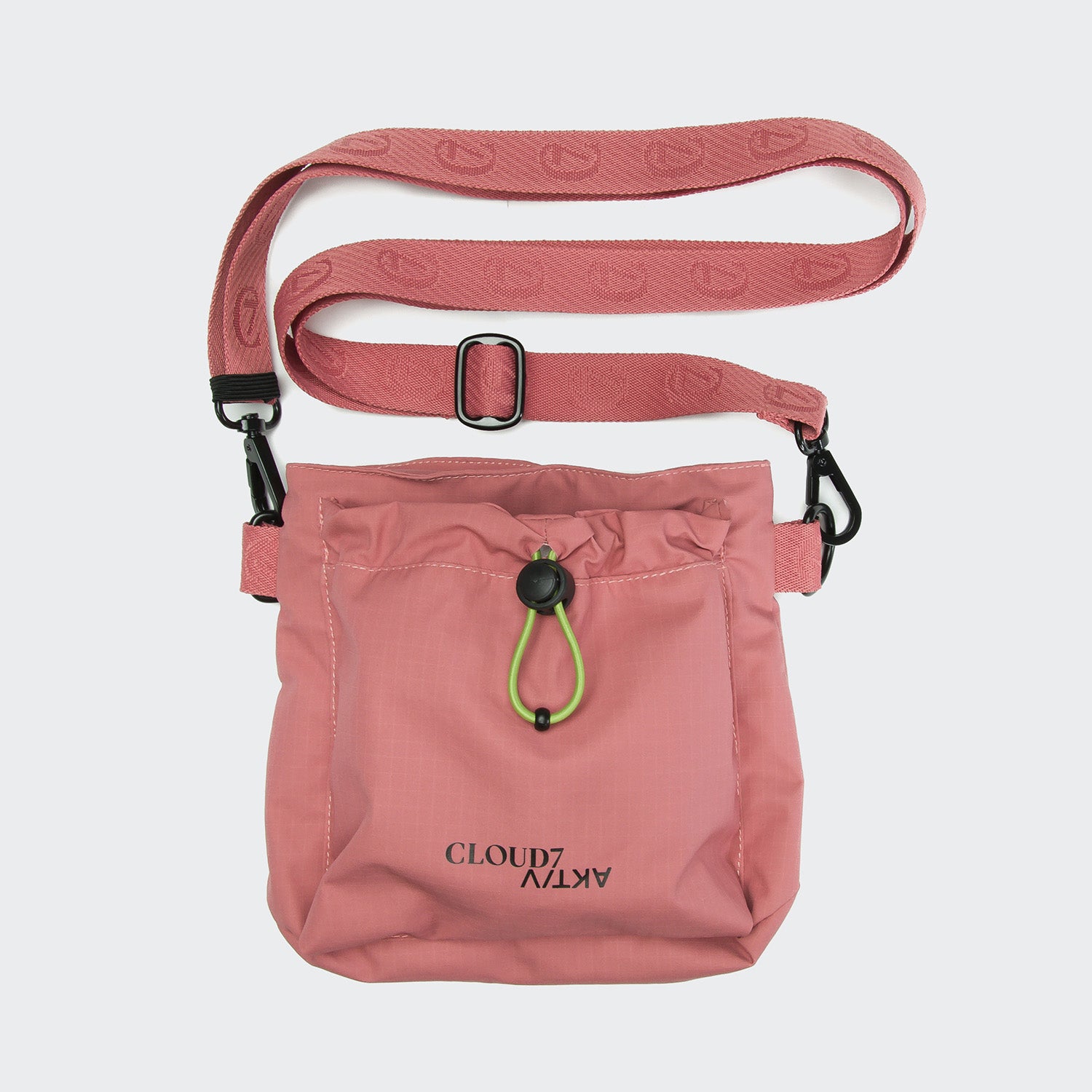 Premium tear-resistant ripstop crossbody Cloud7 AKTIV dog treat pouch with water-repellent inner lining.
