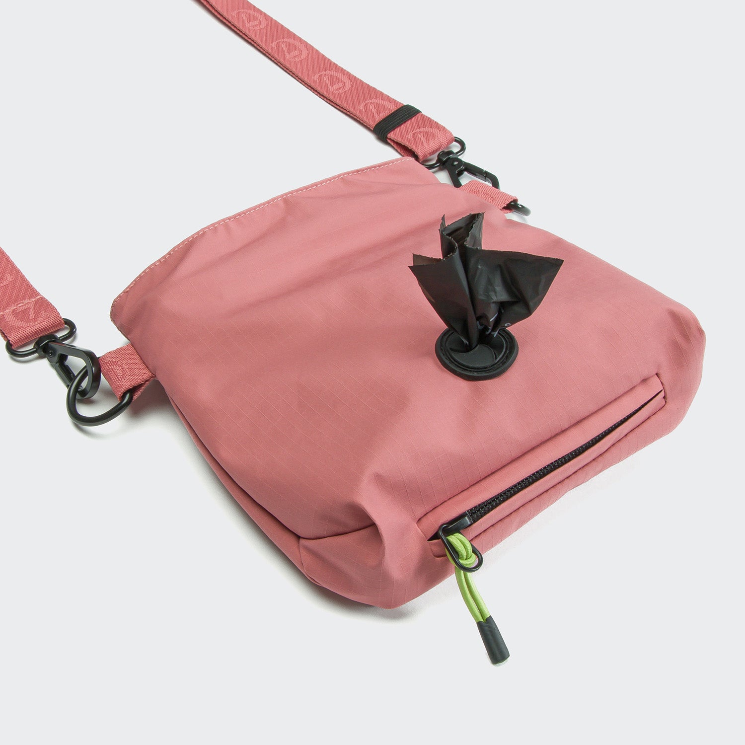Premium tear-resistant ripstop crossbody Cloud7 AKTIV dog treat pouch with water-repellent inner lining.