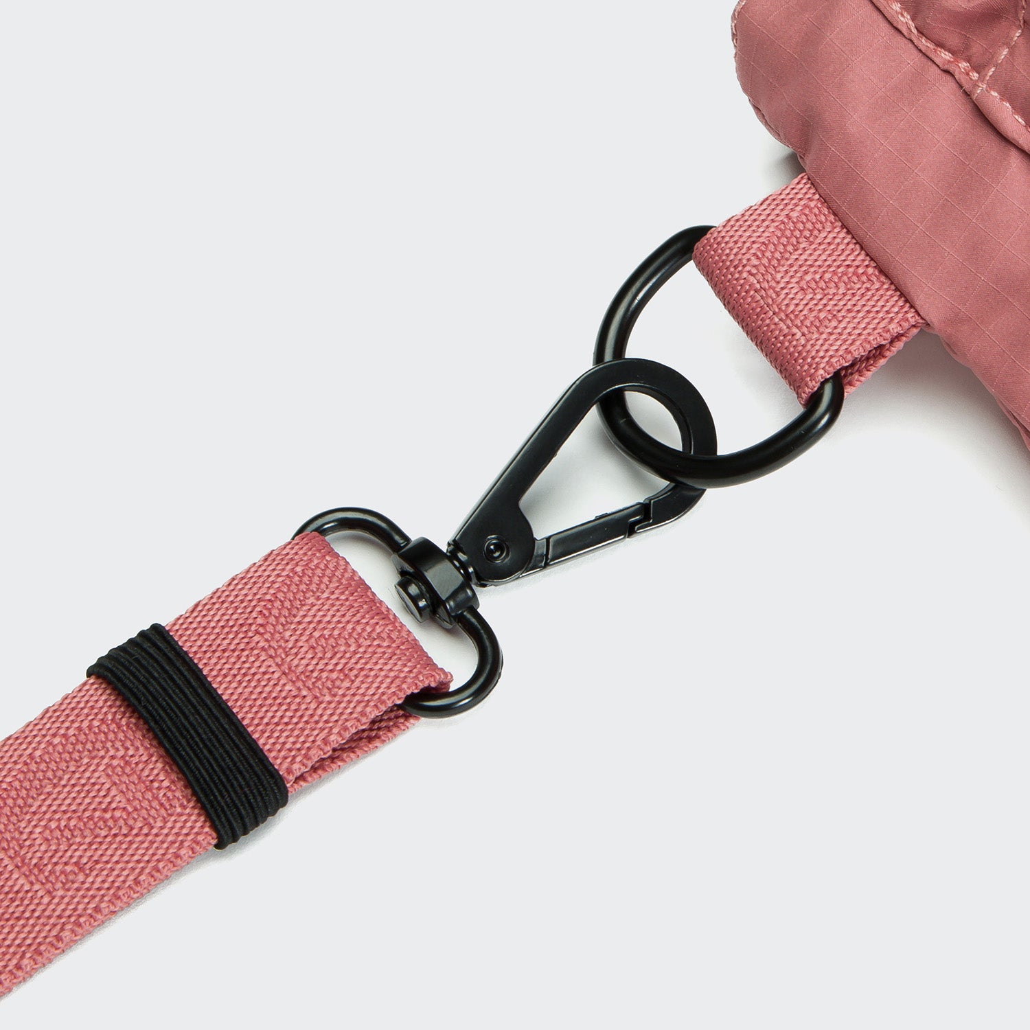 Premium tear-resistant ripstop crossbody Cloud7 AKTIV dog treat pouch with water-repellent inner lining.