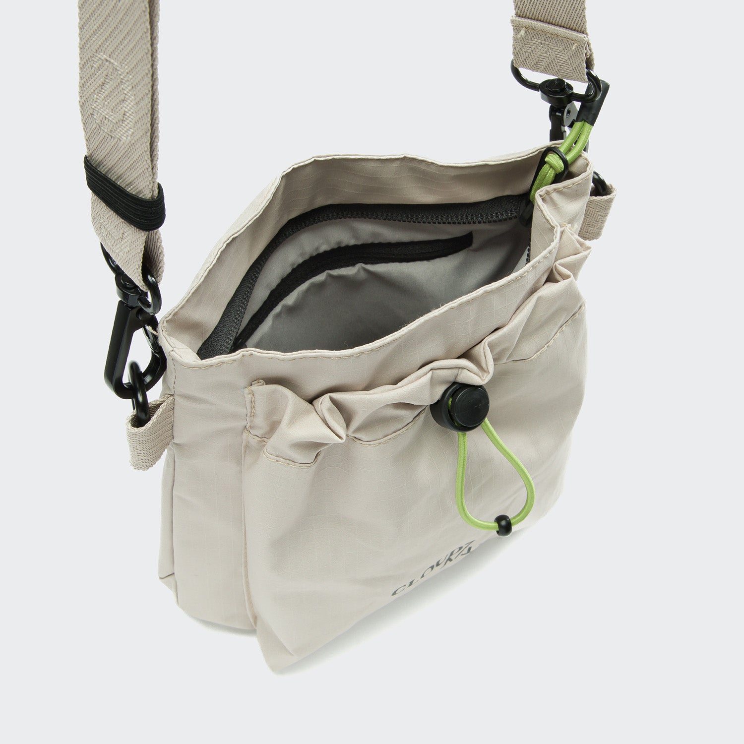 Premium tear-resistant ripstop crossbody Cloud7 AKTIV dog treat pouch with water-repellent inner lining.