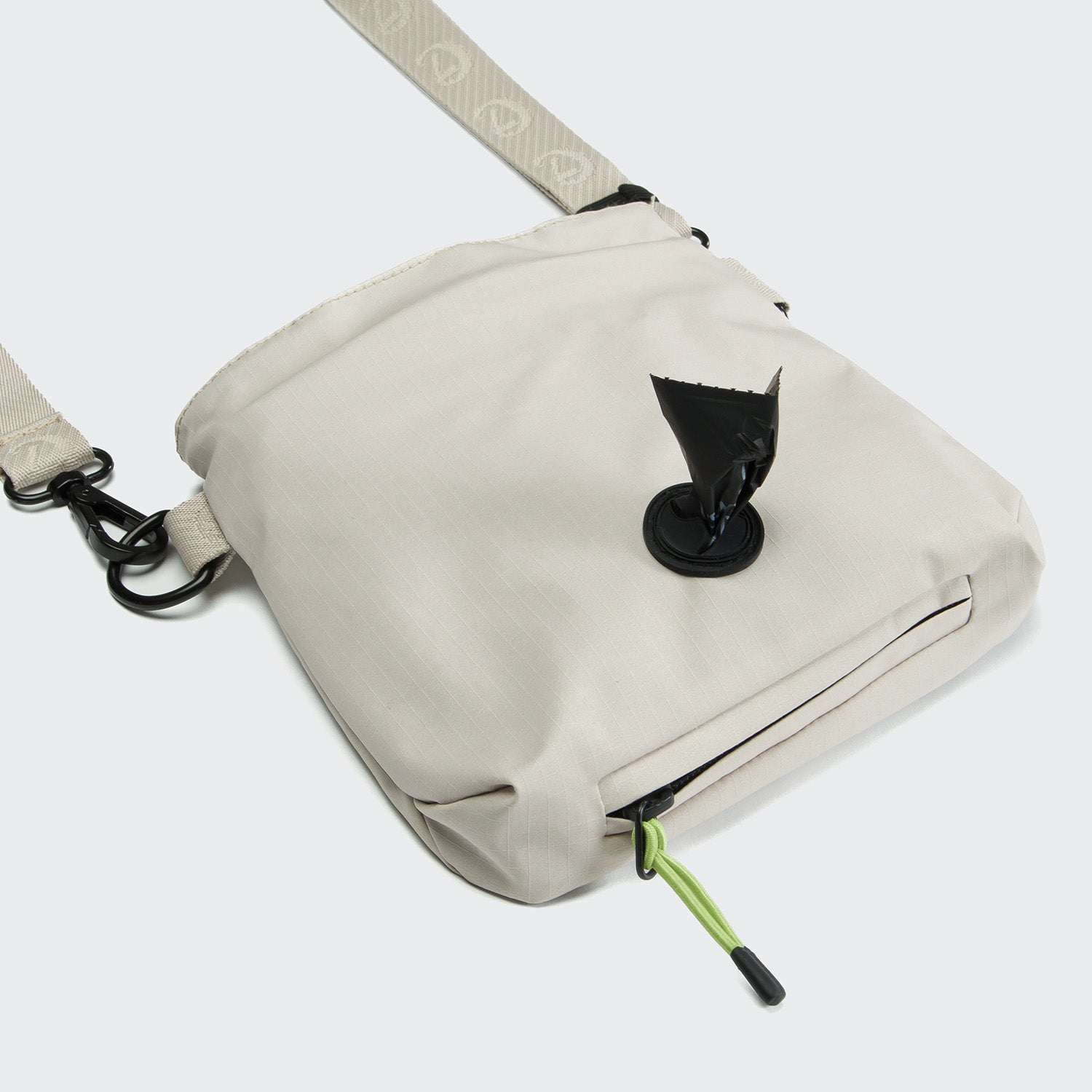 Premium tear-resistant ripstop crossbody Cloud7 AKTIV dog treat pouch with water-repellent inner lining.