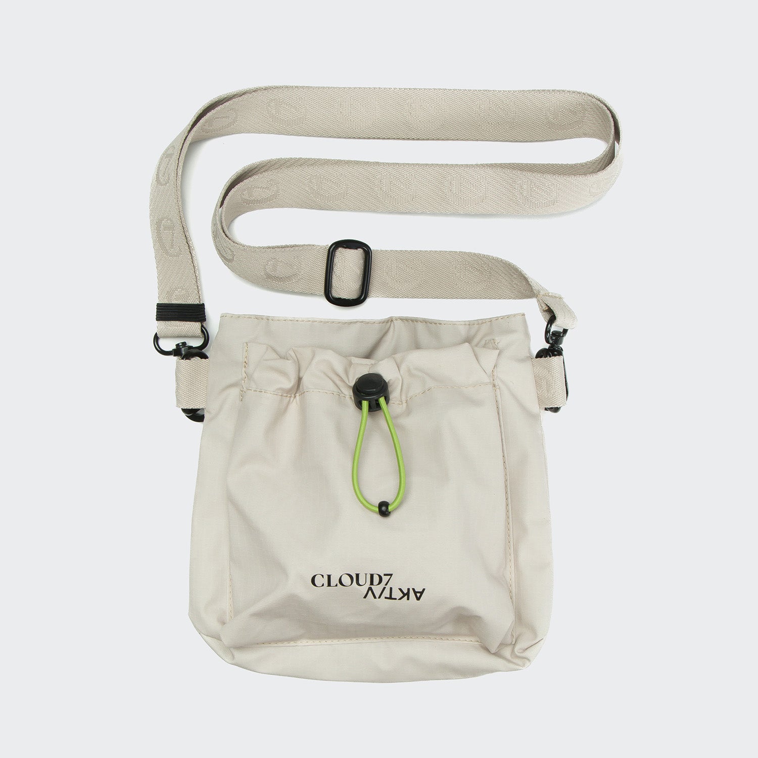 Premium tear-resistant ripstop crossbody Cloud7 AKTIV dog treat pouch with water-repellent inner lining.