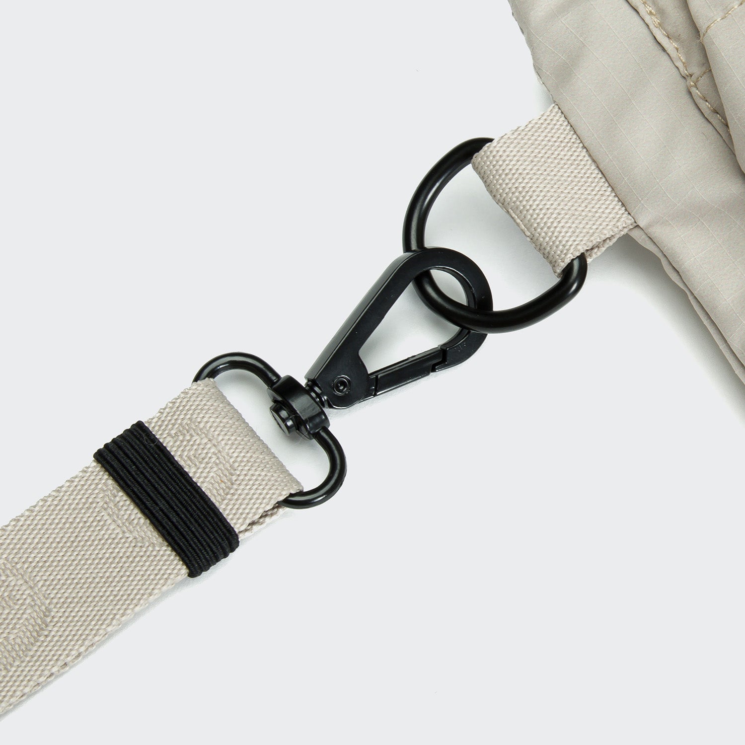 Premium tear-resistant ripstop crossbody Cloud7 AKTIV dog treat pouch with water-repellent inner lining.