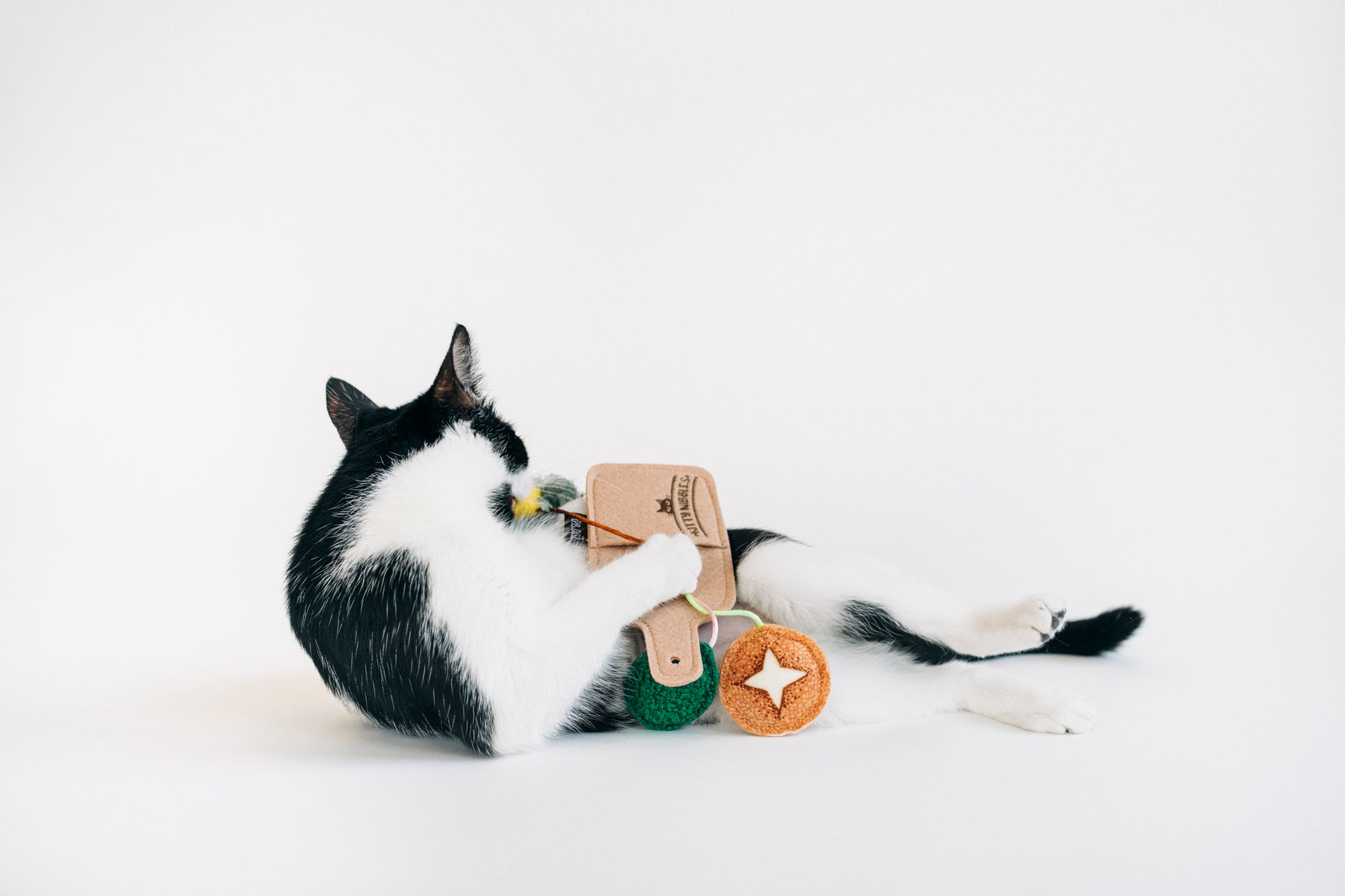 [Pre-Order] P.L.A.Y. Feline Frenzy, Catnip Toy set: Purrfect Pairings
